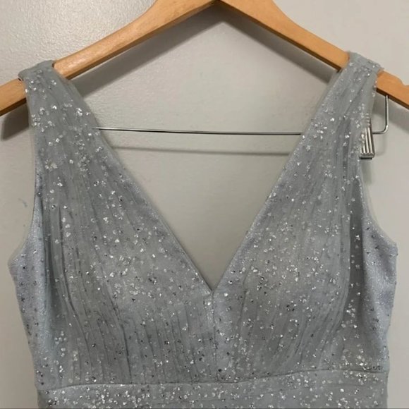 Elegant White Sleeveless Dress - Picture 5 of 13